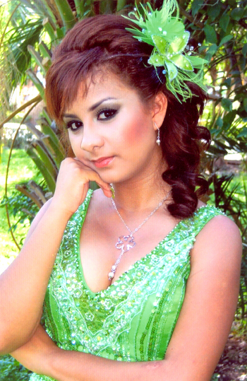 Srita. Berenice Barreiro Torres, celebró sus XV años de vida con una bella ceremonia religiosa en la iglesia
del Sagrado Corazón de Jesús, el 11 de julio de 2009, en punto de las 19:00 horas. Es hija de los Sres.
Luis Alfredo Barreiro Rosales (f) y Yudith Amparo Torres Contreras.