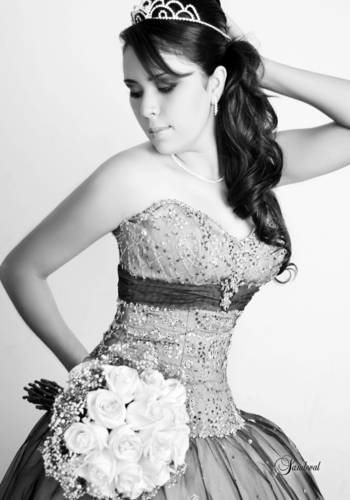 30082009 Srita. María de Lourdes Cisneros Gamboa en una fotografía de estudio, con motivo de sus XV años.- Sandoval Fotografía