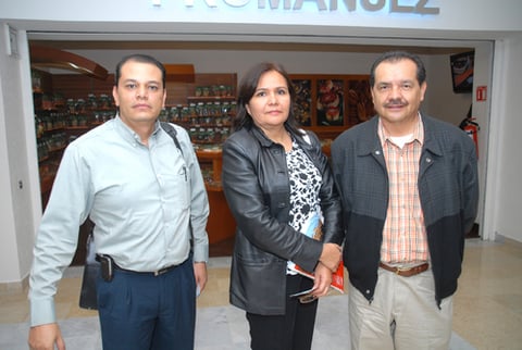 28092009 Luis Pérez Sigala, Luz Elvira Vizcarra y Guillermo Hernández, se encontraban en la sala de espera del aeropuerto.