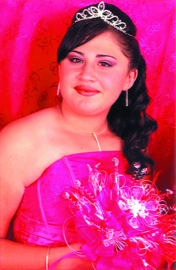 31102009 Con una bella ceremonia religiosa, la Srita. Perla Aydee Pimentel Mora, celebró sus XV años de vida, en la iglesia de Nuestra Señora de Guadalupe, el viernes 16 de octubre de 2009, en punto de las 18:00 horas, ante el Pbro. Miguel Ángel Portugal Aguilar. La acompañaron sus padres, Sres. Arturo Pimentel Santana y María Guadalupe Mora Esparza.- Estudio Fassio