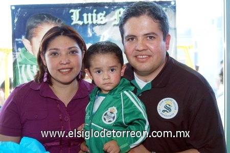 01022009  Campeón. Con el uniforme de un santista, Luis Miguel lució muy apuesto en su fiesta acompañado de sus papás Silvia Serrano y Luis Miguel A.