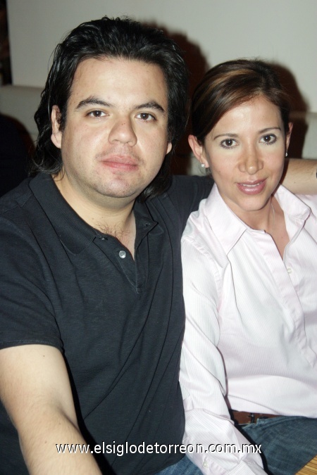 01022009  De reciente festejo disfrutaron Homero y Susana Wong.