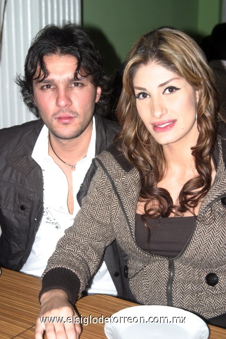 01022009 Eduardo y Gina, presentes en reciente acontecimiento social.