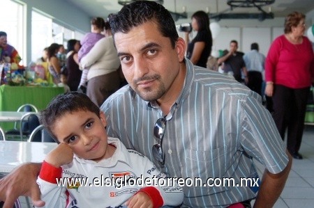 02022009 Jorge Alberto García con su hijo Gael García Rivera, asistieron al cumpleaños de Luis Miguel Azpiazu.
