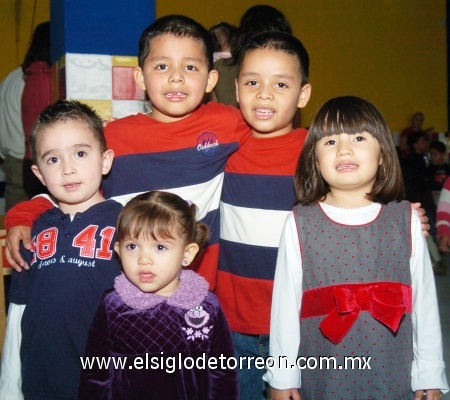 02022009 Muy divertidos captaron a los niños Monserrath, Ximena, Karim, Luis y Mauricio.