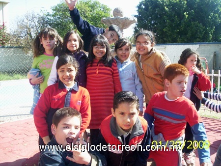 02022009 Diversión. Ana Paula pasó momentos muy agradables junto a sus compañeros de primaria el día de su fiesta de once años de edad.