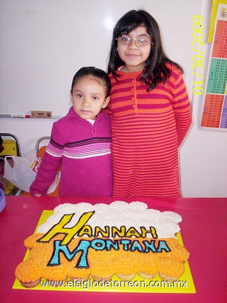 02022009 La festejada en compañía de su hermana Marianita Chávez.