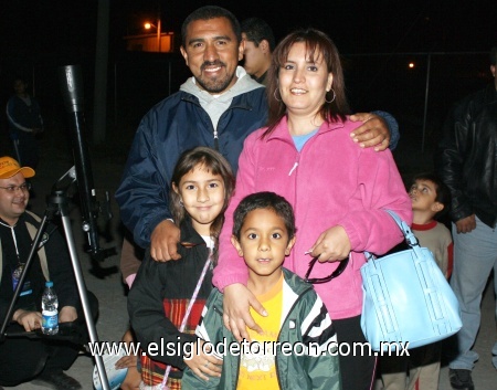 04022009 Olivia Serrano de Frayre, Luis Humberto, Luis y Abril Frayre, en pasada celebración de la Noche de Estrellas en la Expo de Gómez Palacio, Durango.