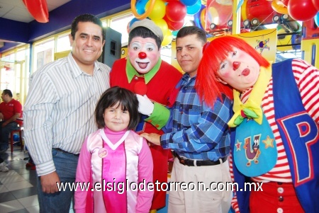 PIÑATA DE ANA CECILIA. La festejada con sus tíos Sergio Márquez Martínez y Alberto Bocanegra Macías.