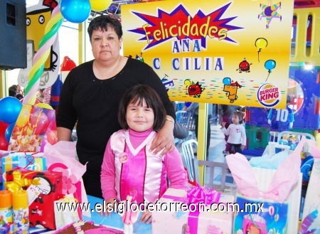 Linda fiesta de siete años le ofrecieron a Ana Cecilia Macías Martínez, la acompaña su mamá Blanca Estela.