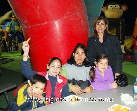 Raquel Amador, Francis Sáenz, Karla, Paulina y Memo.