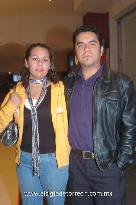 06022009 Lizeth de la Fuente y Eduardo Flores disfrutaron de un paseo por el mall.