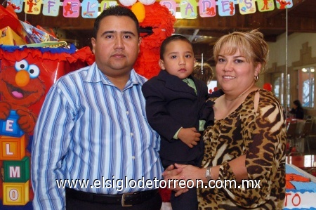 05022009 Juan Pablo acompañado de sus padres Juan Pablo García Miranda y Rosario Ríos de García.