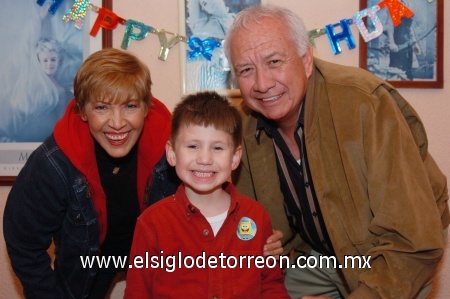 07022009 Un feliz cumpleaños le ofrecieron sus abuelitos Ramona y Javier a su nietecito Javier Emiliano.