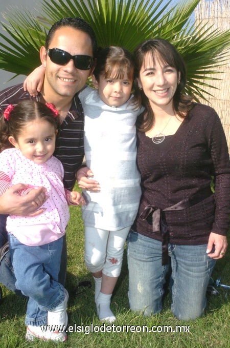 05022009 La festejada junto a sus papás Pedro Alberto Morán y Sandra Carrillo de Morán, y su hermanita Marisa.