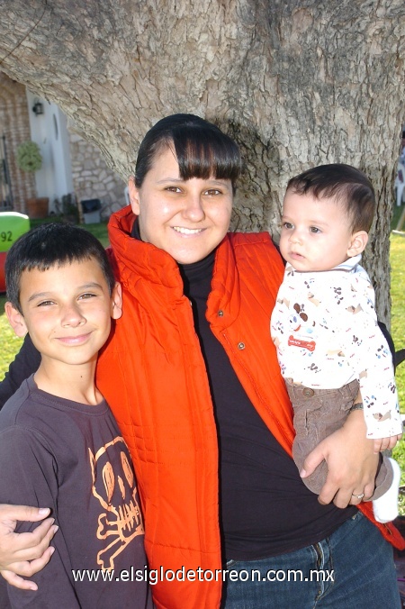 09022009 Marcela Morales junto a los niños Luis David y Marcelo Morales.