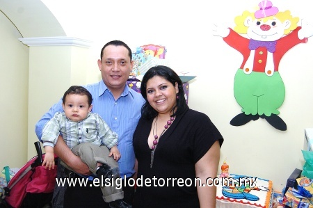 09022009 El pequeño Miguel Ángel acompañado por sus papás Miguel Ángel Rivera y Gabriela Rodríguez.