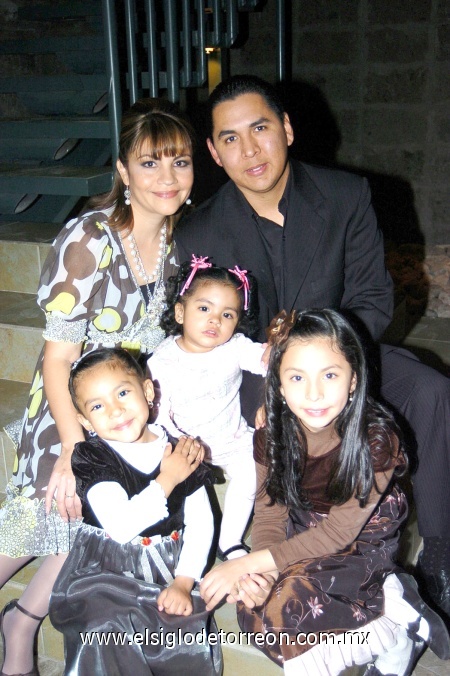 09022009 Ana Luisa y Joél Escobar en compañía de sus hijos Luisana, Anaís y Ana Lisseth Escobar Aranda.
