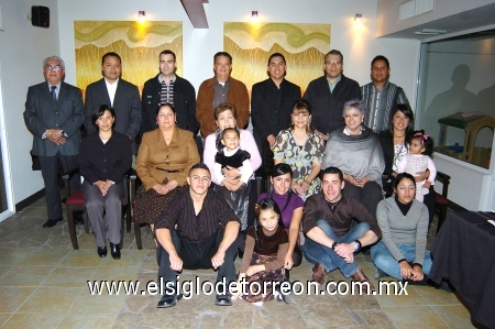 09022009 Joél y Ana Luisa en compañía de sus amistades y amigos que los acompañaron en su aniversario de bodas.