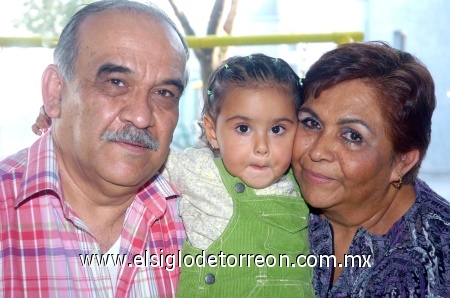 08022009 La pequeñita junto a sus abuelitos don Bernardo Rojas Ruelas y Maru Quintero Olivares.