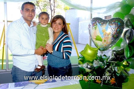 08022009 Isabella en la compañía de sus papás Ricardo Rojas Salazar y Maru Quintero Olivares.