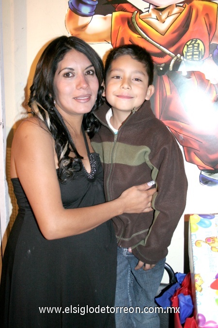 08022009 Sandra Liliana Ruiz Carreón junto a Jeremy Jair Alonso Ruiz, quien cumplió siete años de edad.