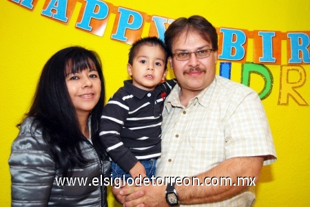 10022009 Diego acompañado de sus abuelitos Graciella y Eduardo Montes.
