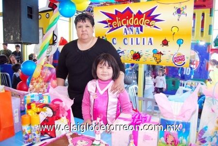 11022009 La feliz festejada junto a su mamá, Blanca Macías Martínez, organizadora de la piñata.