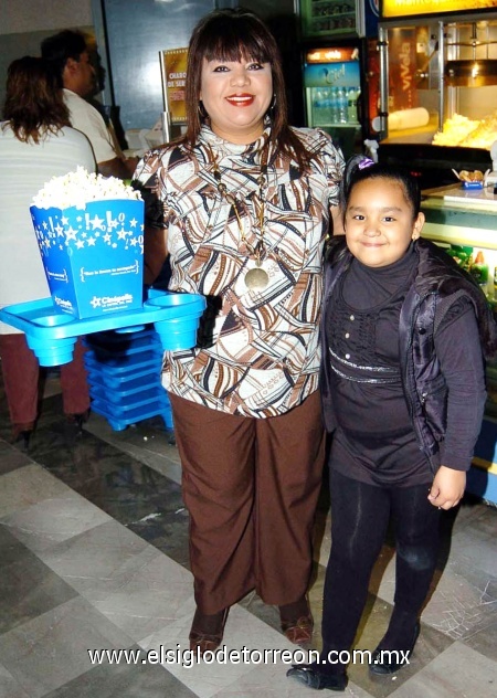 11022009 Antes de entrar a la función, compraron sus palomitas; Elifelet Betzabé Galván  y Fabiola Cordero.