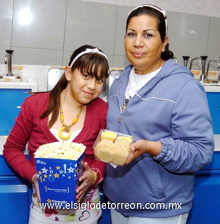 11022009 Brisa Fernanda Hernández e Isabel Aguilar de Hernández, estuvieron presentes en el estreno de Coraline Jones.