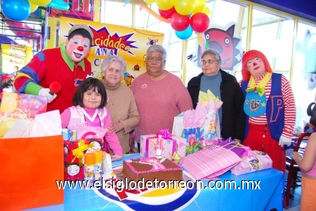 11022009 La cumpleañera lució feliz en su fiesta acompañada de su abuelita Carmen Martínez, Rosa y Esperanza Martínez.