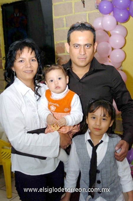 13022009 Luisa Fernanda Dugay Murillo cumplió un año y fue festejada por sus papás y hermanita.
