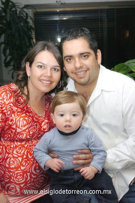 15022009 Érika Padilla de Rivero junto a su esposo Francisco Rivero y su hijo Franco Rivero Padilla, el día de su fiesta de canastilla.