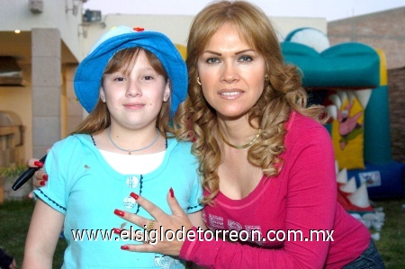15022009 Junto a su guapa mamá Susana, aparece Paola.