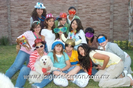 15022009 Paola acompañada de Fernanda, Marcela, Marijose, Nelly, Emma, Ana Luisa, Sarahí, Abigaíl, Marianne, Fátima, Gina y Adriana.