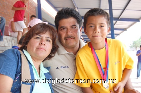 15022009 Sonia y Juan Raúl Ibarra con su hijo Raúl Iván durante las miniolimpiadas del Instituto Francés de La Laguna