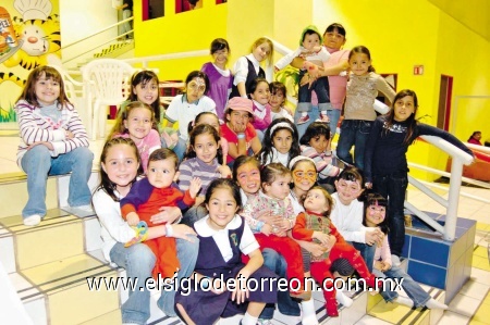 15022009 Deby Medrano Serna cumplió ocho años de edad y los festejó con numerosos amiguitos.