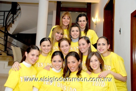 15022009 De amarillo. Valeria con sus amigas: Usua, Adriana, Cristy, Meche, Carmen, Sambra, Iasone, Lydia, Karla, Vanessa y Elena.