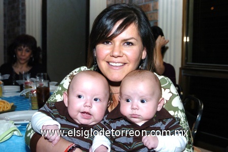 14022009 Silvia Padilla de Martínez con sus hijos, los cuatitos Ricardo y Patricio Martínez Padilla.