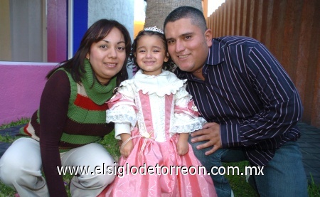 14022009 Princesa. Hana en la compañía de sus padres, Nancy de la Torre y Humberto Bertahud, que le ofrecieron una linda piñata llena de sorpresas y diversión.