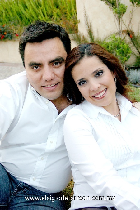 12022009 Enamorados. Luis Enrique Hernández Romo le demostró una vez más su amor y cariño a su prometida Etna Loera Gómez.