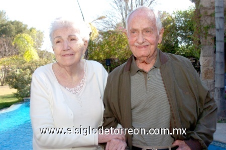 12022009 62 años de matrimonio cumplieron los señores Nora Wigand de Zermeño y René Zermeño Humphrey.