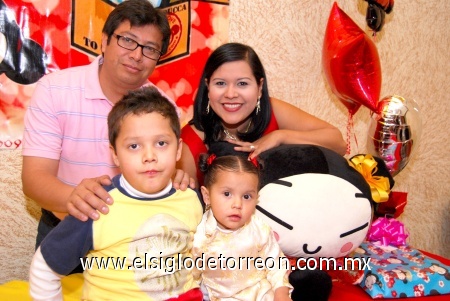 12022009 Ana Fer con sus padres Fernando Reyes Palomo y Karla Alvarado de Reyes y acompañada de su hermano Carlos Fernando.