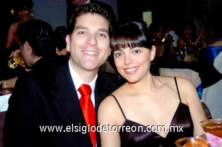 17022009 Rafael Rubio y Adriana de Rubio, sonrientes ante la cámara.