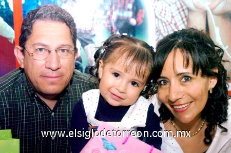 17022009 Juan Cristóbal, la pequeña Jaqueline y Rocío de Prieto.