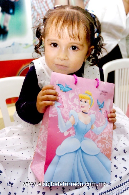 17022009 Lindos regalos recibió Jaqueline por su segundo cumpleaños.
