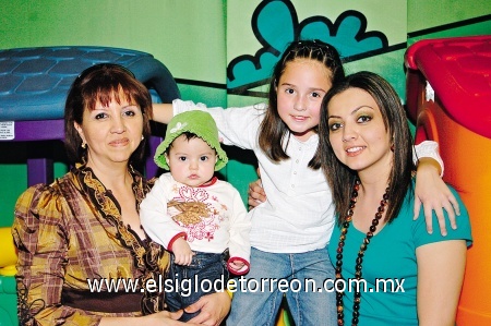 17022009 Deby Medrano Serna cumplió ocho años y los festejó junto a su mamá Claudia Serna, su hermana Sofía y su abuelita Elizabeth Rodríguez.