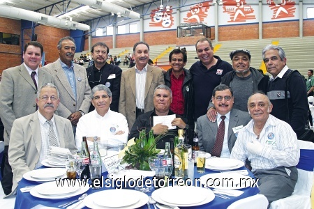 Grupo de condiscípulos en el alegre festejo del 70 aniversario del IFL.