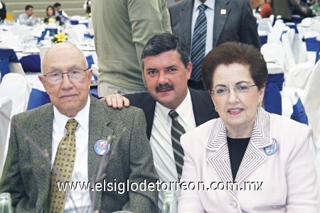 Comida de Aniversario en Instituto Francés de la Laguna 
Manuel González, Luis Maeda y Carmela de González.