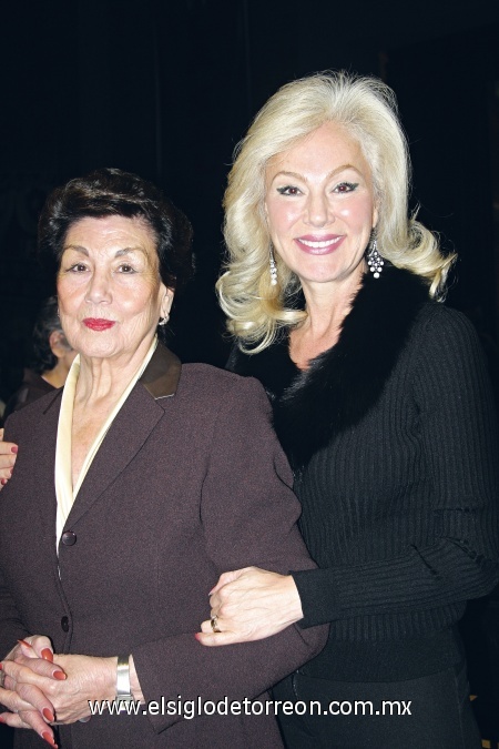 Carmen de Leal y Jossie Leal de Barraza.